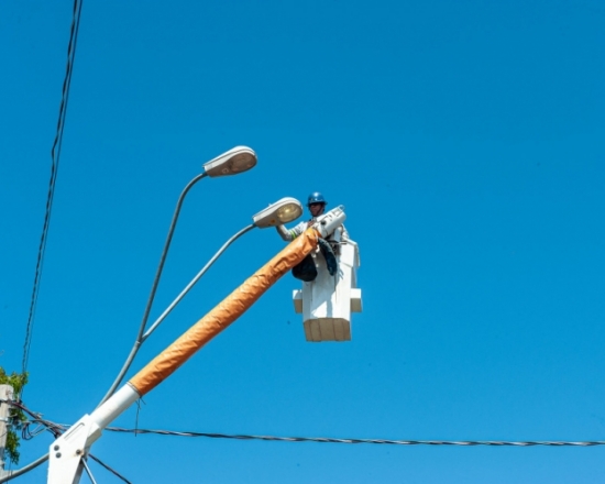 Manutenção no poste de manhã