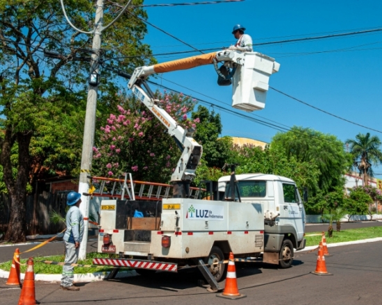 Caminhão fazendo manutenção